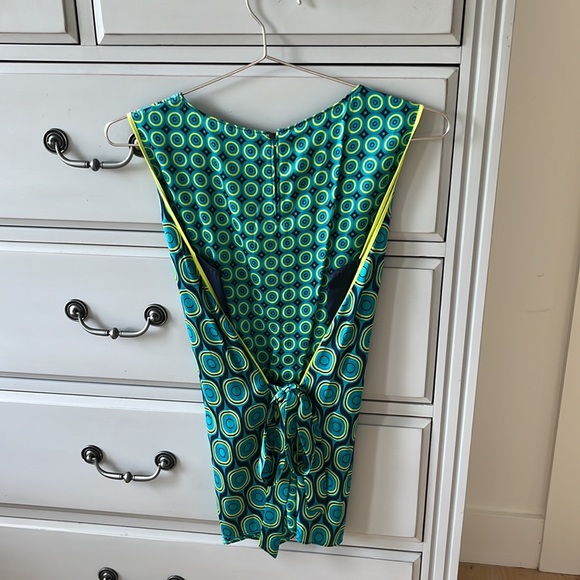 Sleeveless silk top by Elie Tahari - Picture 2 of 3